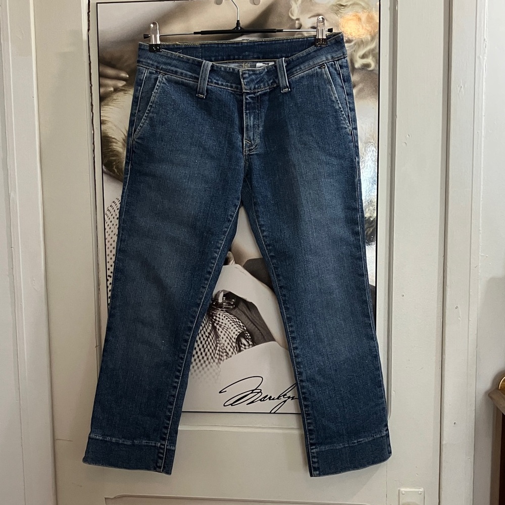 2/40$ Levi's Women's Straight Leg crop Jeans in Dark Blue size 27